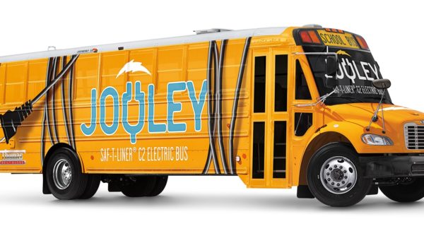"Ikone unter Strom: Daimler stellt seinen ersten vollelektrischen Schulbus in den USA vor” 

“An icon goes electric: Daimler introduces its first all-electric school bus in the US"